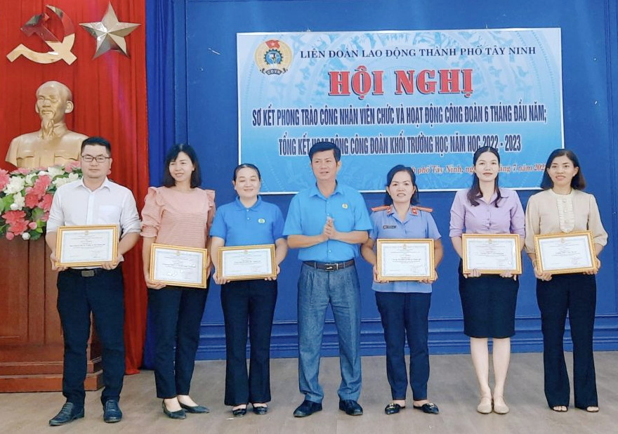 Ông Trần Lê Duy – Tỉnh ủy viên, Chủ tịch Liên đoàn Lao động tỉnh trao giấy khen các tập thể có thành tích xuất sắc trong tổ chức các hoạt động Tháng Công nhân