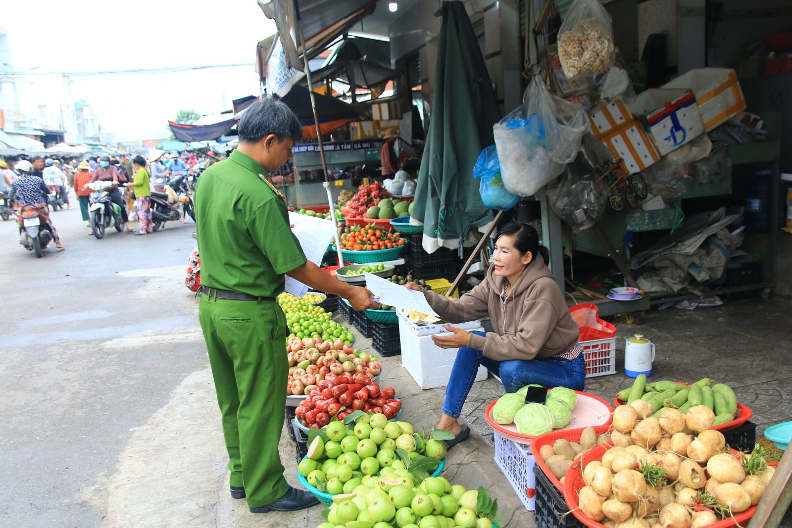 Công an thị trấn đã tổ chức ký cam kết cho hộ gia đình cam kết lấn chiếm hành lang An toàn giao thông