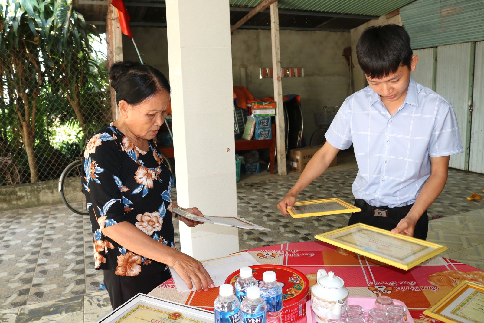 Cô Huệ kể lại những thành tích của mình về công tác xã hội trong nhiều năm qua.