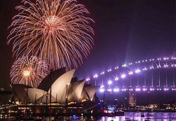 Australia đón năm mới bằng màn bắn pháo hoa trên Nhà hát opera Sydney và Cầu cảng Sydney. Hơnn một triệu người đã tụ tập để ngắm nhìn màn trình diễn. Sydney đã sử dụng 7 tấn pháo hoa với khoảng 2.000 hiệu ứng trong đêm giao thừa.
