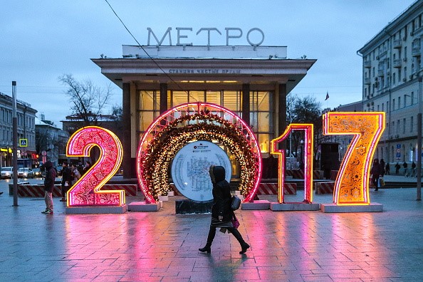 Đường phố ở Athen (Hy Lạp), Kazan (Nga) hay Moscow (Nga) và nhiều nơi trên thế giới trang hoàng lộng lẫy để chào đón năm mới. Ảnh: Getty.