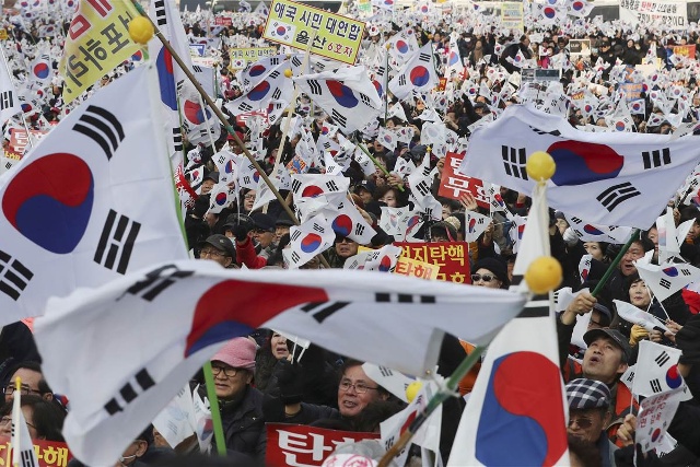 ại Hàn Quốc, người dân đã tận dụng lễ đón năm mới để kêu gọi Tổng thống Park Geun-hye từ chức trong bối cảnh bê bối của bạn thân bà đang làm tê liệt chính trường với hàng loạt vụ bắt giữ, đột kích và điều trần.