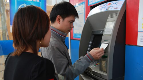 Cận Tết, lo ATM hết tiền, giao dịch online nghẽn ảnh 1