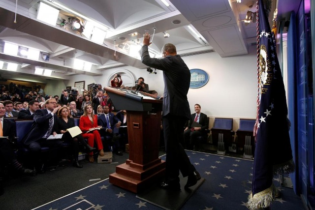 Tổng thống Barack Obama khi ông rời phòng họp báo khi kết thúc cuộc họp báo cuối cùng của ông tại Nhà Trắng ở Washington, ngày 18 tháng 1, năm 2017.
