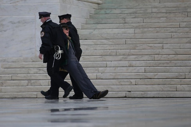 Một người đàn ông bị bắt giữ trong một cuộc biểu tình tại Tòa án Tối cao Hoa Kỳ để đánh dấu kỷ niệm 40 năm thực hiện đầu tiên theo pháp luật hiện đại tại Washington, ngày 17 tháng một, năm 2017