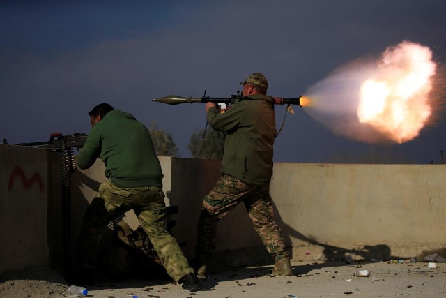 Một thành viên của lực lượng phản ứng nhanh của Iraq bắn một phóng tên lửa trong một trận chiến với các chiến binh Hồi giáo Nhà nước ở huyện Yarimja ở miền nam Mosul, Iraq, tháng 18, năm 2017.