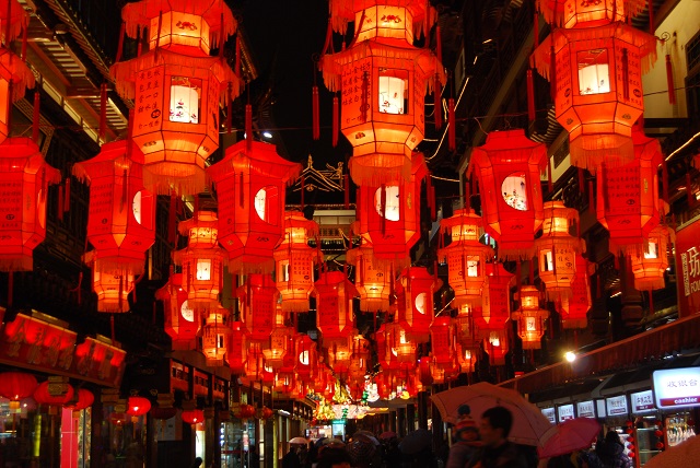 Lễ hội đèn lồng tổ chức vào ngày rằm tháng Giêng âm lịch hàng năm được xem như sự kiện quan trọng và dài nhất của người Trung Quốc. Từ xa xưa, người Trung Quốc đã tin rằng đèn lồng có khả năng xua đuổi ma quỷ, mang lại bình yên và may mắn nên thường treo chúng tại cổng nhà và cửa hàng ngay trước thềm năm mới. Dần dần, nghi lễ này trở thành hoạt động lớn, khi đó, người dân sẽ mặc những bộ đồ màu đỏ, in hình hoa và đèn lồng để hy vọng một năm mới bình an, thịnh vượng. Ảnh: policymic.