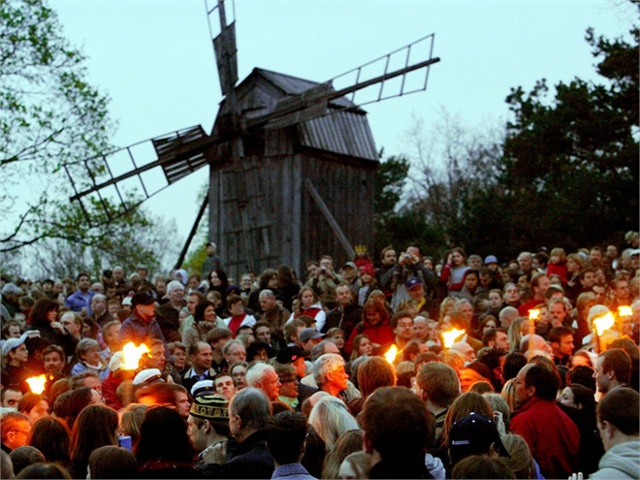 Lễ hội mùa xuân truyền thống của Đức này thường được tổ chức ở Trung Âu và Bắc Âu - chính xác 6 tháng sau khi diễn ra lễ hội Hallowen. Những người tham gia sẽ mặc trang phục như các phù thủy, đốt các đống lửa và nhảy múa xung quanh. Một trong những nơi tổ chức lễ hội này phổ biến nhất là bảo tàng ngoài trời Skansen tại Stockholm.