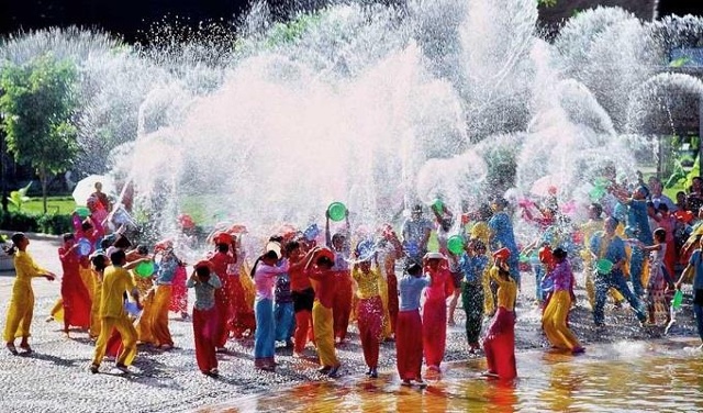 Lễ hội té nước Songkran diễn ra vào tháng 4 hàng năm, kéo dài 3 ngày và thu hút một lượng lớn du khách đến với đất nước Chùa Vàng. Người Thái Lan tổ chức lễ hội Songkran để đón chào năm mới. Theo truyền thống, đây là dịp để gột rửa những điều không may của năm cũ, đón chờ một năm mới bình an và bày tỏ lòng tôn kính với gia đình, người lớn tuổi, thắt chặt mối quan hệ cùng làng xóm. 