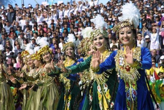 Nowruz, hay còn gọi là Năm mới Ba Tư, là lễ hội truyền thống của các nước vùng Trung Á và Nam Á như Iraq, Iran, Afghanistan, Thổ Nhĩ Kỳ,... Lễ hội này đánh dấu ngày đầu tiên của mùa xuân và được tổ chức vào ngày xuân phân ở Bắc bán cầu. Vào dịp này, người dân ở những khu vực từng thuộc Ba Tư cổ đại sẽ mặc những bộ đồ truyền thống, ca hát và nhảy múa với tiếng kèn và trống lục lạc trên đường phố để chào đón năm mới. 