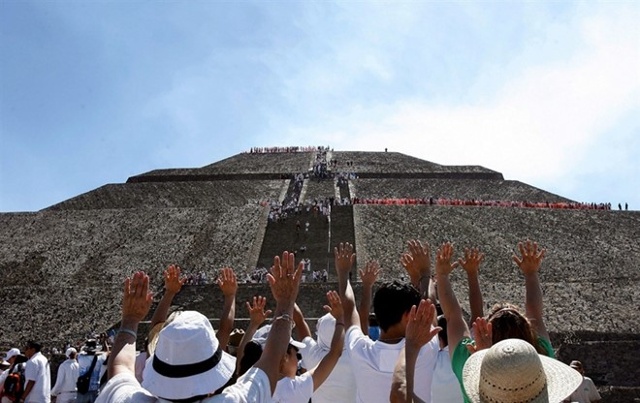 Vào ngày 20 hoặc 21/3 hàng năm, hàng nghìn người dân Mexico cùng nhau tập chung tại khu khảo cổ Teotihuacan, cách thủ đô Mexico khoảng 48 km về phía đông bắc, để tham dự lễ hội xuân phân. Khoảng từ 9h sáng tới 13h chiều, họ sẽ leo 360 bậc thang dẫn tới đỉnh kim tự tháp Mặt trời với niềm tin các vị thần sẽ ban cho họ năng lượng và sức khỏe. 