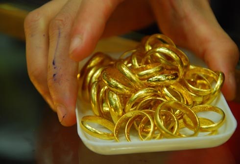 Nhẫn tròn trơn từ 0,5 - 2 chỉ vàng là một trong những sản phẩm được mua nhiều vào ngày vía Thần Tài vì mức giá phù hợp, việc bảo quản dễ dàng. Tuy nhiên, đây cũng là dòng sản phẩm có khả năng bị hao hụt giá khi bán lại hoặc không rõ nguồn gốc, không ép vỉ, không có thương hiệu.