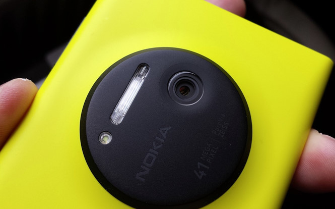 Lumia 1020 từng là một trong những sản phẩm rất nổi tiếng của Nokia, và cụm camera sau của máy là dùng ống kính Carl Zeiss