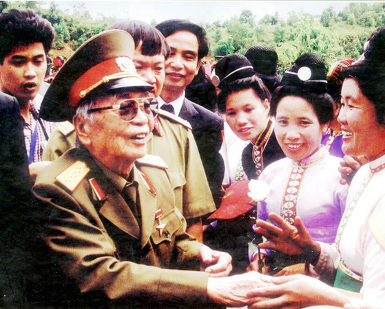 Đại tướng Võ Nguyên Giáp về thăm nhân dân Mường Phăng vào dịp kỷ niệm 50 năm Chiến thắng Điện Biên Phủ, tháng 5-2004  Ảnh: MINH ĐIỀN