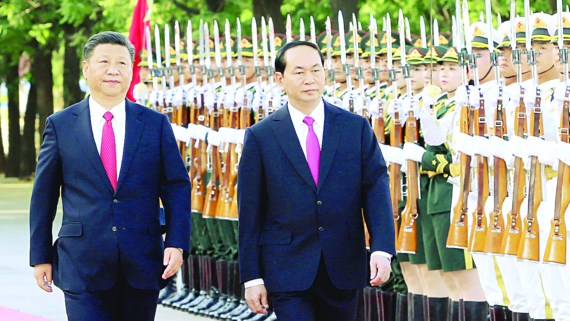 Tổng Bí thư, Chủ tịch nước Trung Quốc Tập Cận Bình và Chủ tịch nước Trần Đại Quang duyệt đội quân danh dự