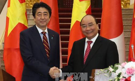 Thủ tướng Chính phủ Nguyễn Xuân Phúc và Thủ tướng Nhật Bản Shinzo Abe trong chuyến thăm chính thức Việt Nam từ ngày 16 - 17/1/2017. Ảnh Thống Nhất/TTXVN.