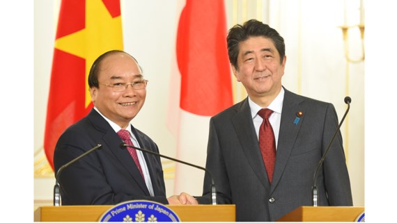 Thủ tướng Nguyễn Xuân Phúc và Thủ tướng Shinzo Abe. Ảnh: VGP