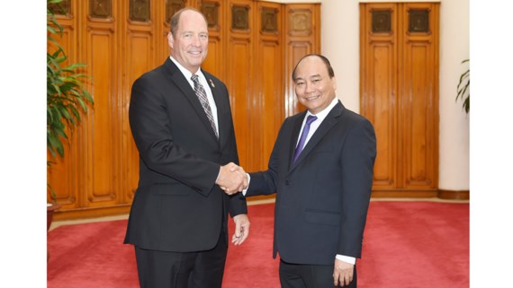 Thủ tướng Nguyễn Xuân Phúc và ông Ted Yoho, Hạ Nghị sĩ, Chủ tịch Tiểu ban châu Á-Thái Bình Dương, Ủy ban Đối ngoại của Hạ viện Hoa Kỳ. Ảnh: VGP
