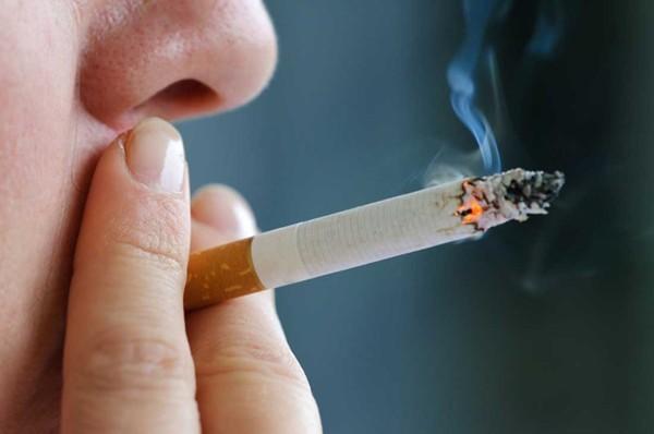 Hút thuốc lá dẫn đến nhiều nguy hại cho sức khoẻ. Ảnh: Internet