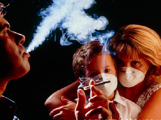 Khi bạn nghiện thuốc lá, chắc chắn sức khỏe của gia đình bạn sẽ bị tổn hại do hít phải thuốc lá mà bạn thở ra. 