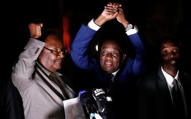 Tân Tổng thống Zimbabwe Emmerson Mnangagwa vẫy chào người ủng hộ.
