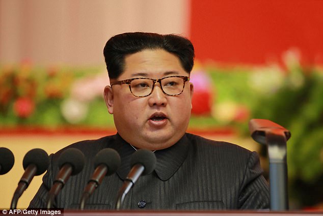 Nhà lãnh đạo Kim Jong un có thể đang lên kế hoạch cho vụ phóng tên lửa vào ngày 17/12 để kỷ niệm ngày mất của người cha, cố chủ tịch Kim Jong Il. Ảnh: AFP