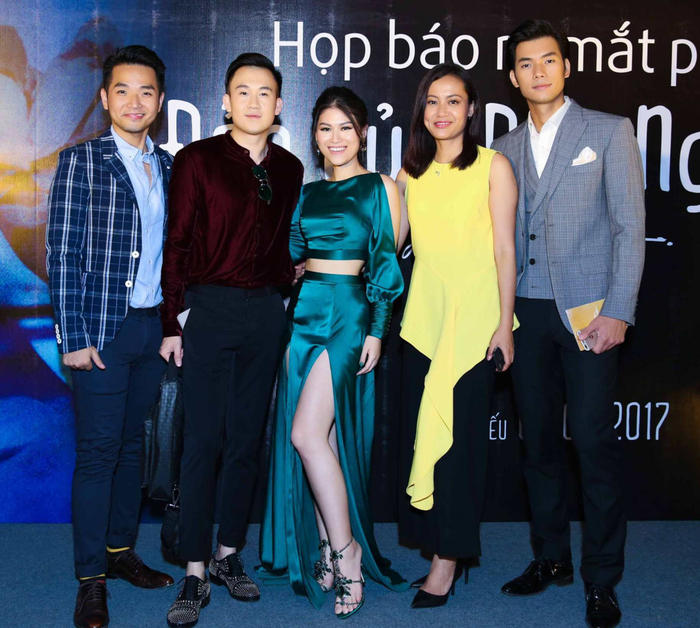 Đạo diễn Hồng Ánh cùng ekip 'Đảo của dân ngụ cư' tại tiệc ra mắt phim.