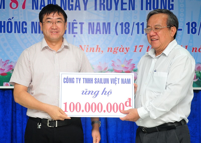 Ông Huỳnh Văn Quang - Chủ tịch UBMTTQVN tỉnh tiếp nhận ủng hộ Quỹ vì người nghèo từ công ty Sailun Việt Nam nhân Tháng cao điểm vì người nghèo 2017.jpg