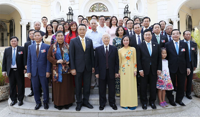 Tổng bí thư Nguyễn Phú Trọng và các đại biểu với cán bộ, nhân viên đại sứ quán, đại diện cộng đồng và sinh viên VN tại Cuba	 /// Ảnh: TTXVN
