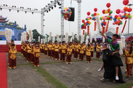 Màn biểu diễn cờ lau tập trận tại lễ hội truyền thống Hoa Lư năm 2017. Ảnh: MQ