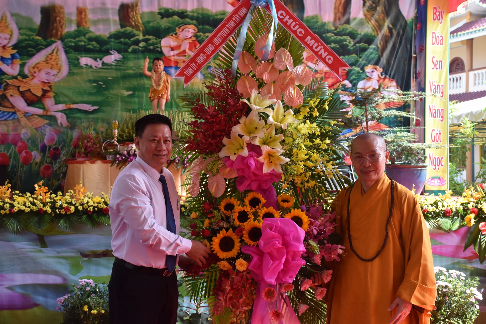 Ông Nguyễn Thanh Ngọc - Phó Chủ tịch UBND tỉnh tặng lẵng hoa chúc mừng lễ Phật đản 2018.JPG