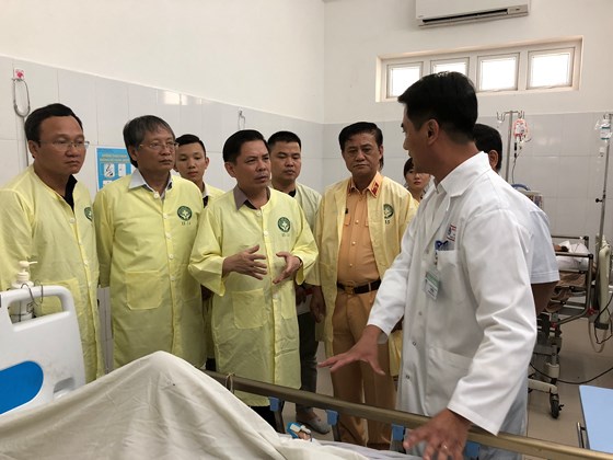 Bộ trưởng Bộ GTVT Nguyễn Văn Thể thăm các nạn nhân tại bệnh viện  ảnh 1