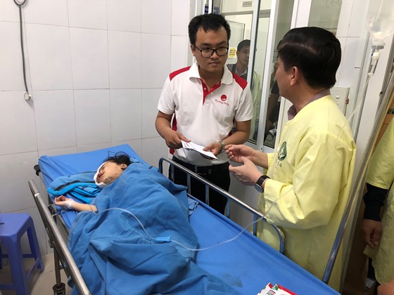 Bộ trưởng Bộ GTVT Nguyễn Văn Thể thăm các nạn nhân tại bệnh viện  ảnh 2