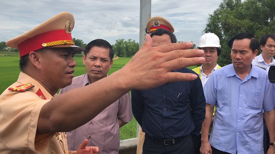 Bộ trưởng Bộ GTVT Nguyễn Văn Thể thăm các nạn nhân tại bệnh viện  ảnh 3