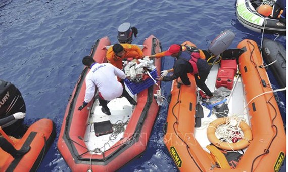 Description: Lực lượng tìm kiếm cứu hộ chuyển các đồ vật, tư trang của nạn nhân vụ tai nạn máy bay Lion Air JT 610. Ảnh: THX/TTXVN