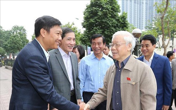 Description: Tổng bí thư, Chủ tịch nước Nguyễn Phú Trọng với cử tri Hà Nội  sáng nay, 24-11. ẢNh: TTXVN