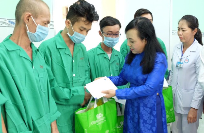 Bộ trưởng Y tế thăm, tặng quà bệnh nhân HIV tại Bệnh viện Phạm Ngọc Thạch ngày 1/12. Ảnh: T.C