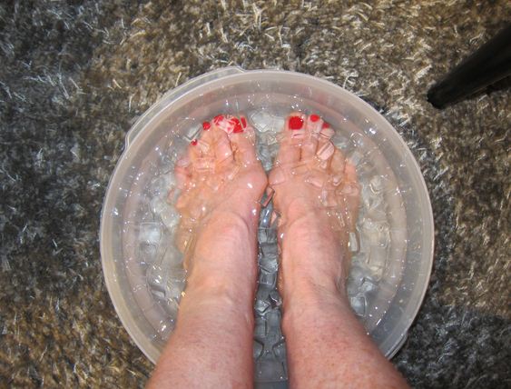 Ngâm chân vào nước đá lạnh có lợi cho sức khỏe. 