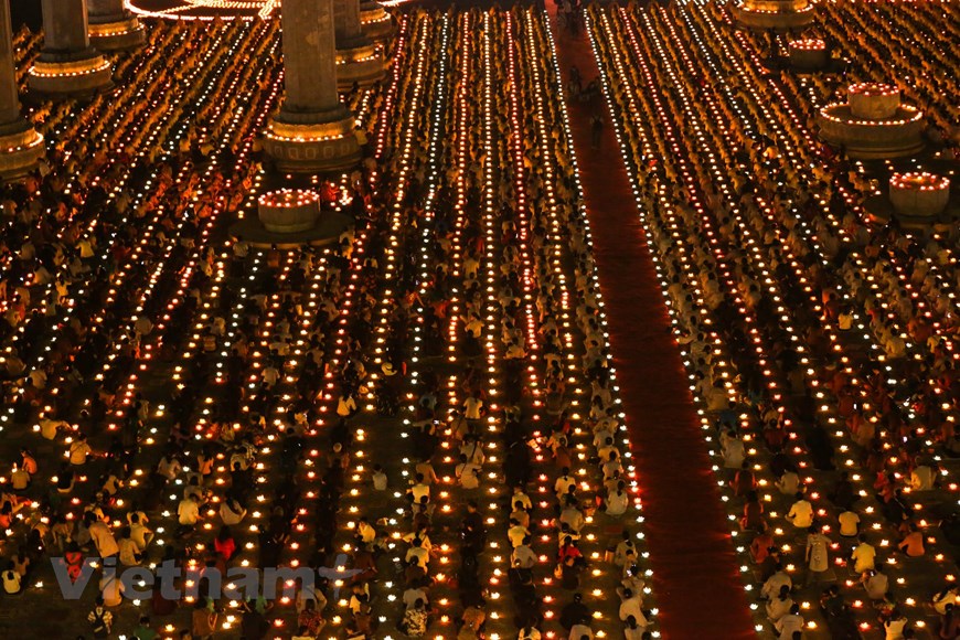 Tam Chúc bừng sáng trong đêm hoa đăng cầu nguyện hòa bình thế giới