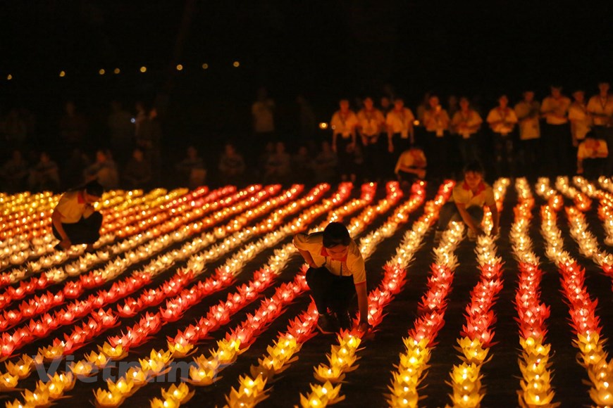 Tam Chúc bừng sáng trong đêm hoa đăng cầu nguyện hòa bình thế giới