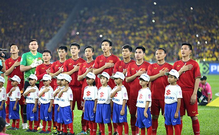 Hãy cùng xem hình ảnh về đội tuyển Việt Nam và cảm nhận niềm tự hào khi cả đất nước đang trong niềm vui chờ đợi World Cup. Hãy cùng đón xem tinh thần chiến thắng và sự đoàn kết của đội bóng quê hương trên cường trường quốc tế.