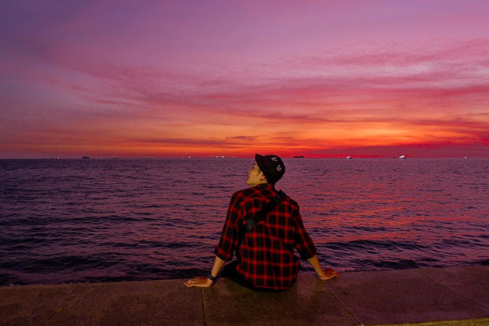 Săn hoàng hôn tại Vũng Tàu là một trải nghiệm không thể bỏ lỡ. Hãy cùng nhìn ngắm những tia nắng cuối cùng của mặt trời khi lặn xuống vùng biển đầy trầm lặng và yên bình, để tìm lại chút bình yên trong cuộc sống hối hả của bạn.