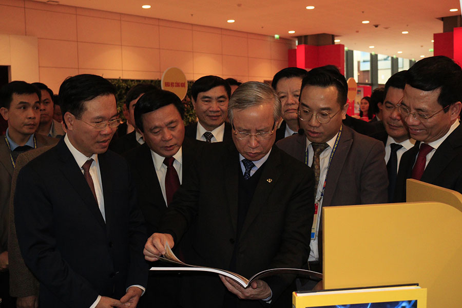 Đồng chí Trần Quốc Vượng và các đồng chí lãnh đạo thăm quan trưng bày sách, báo về Đại hội.