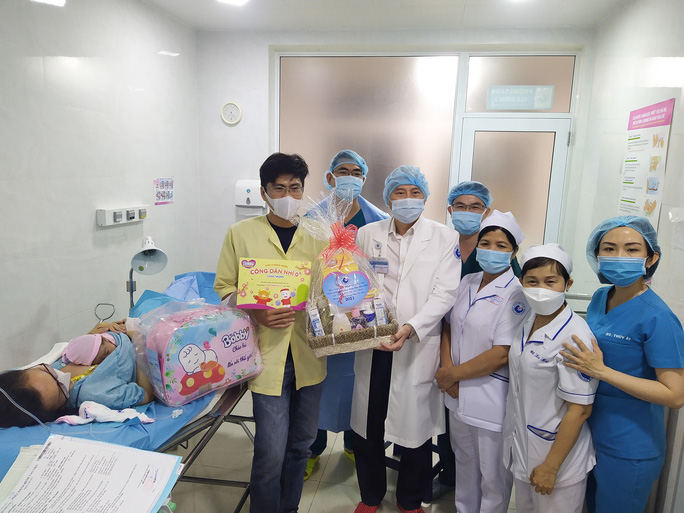  Bé gái 0 giờ tại box sinh gia đình được bác sĩ Lê Quang Thanh tặng quà chúc mừng