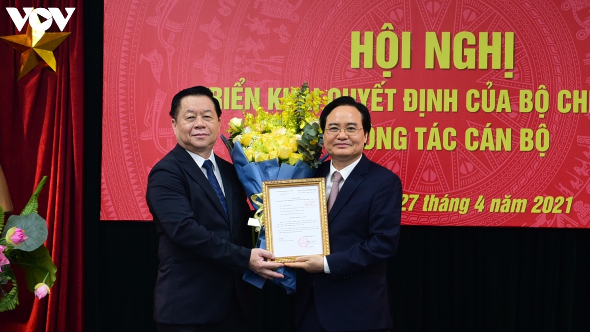 Trưởng Ban Tuyên giáo Trung ương - Nguyễn Trọng Nghĩa (trái) trao quyết định cho ông Phùng Xuân Nhạ. (Ảnh: Trọng Phú)