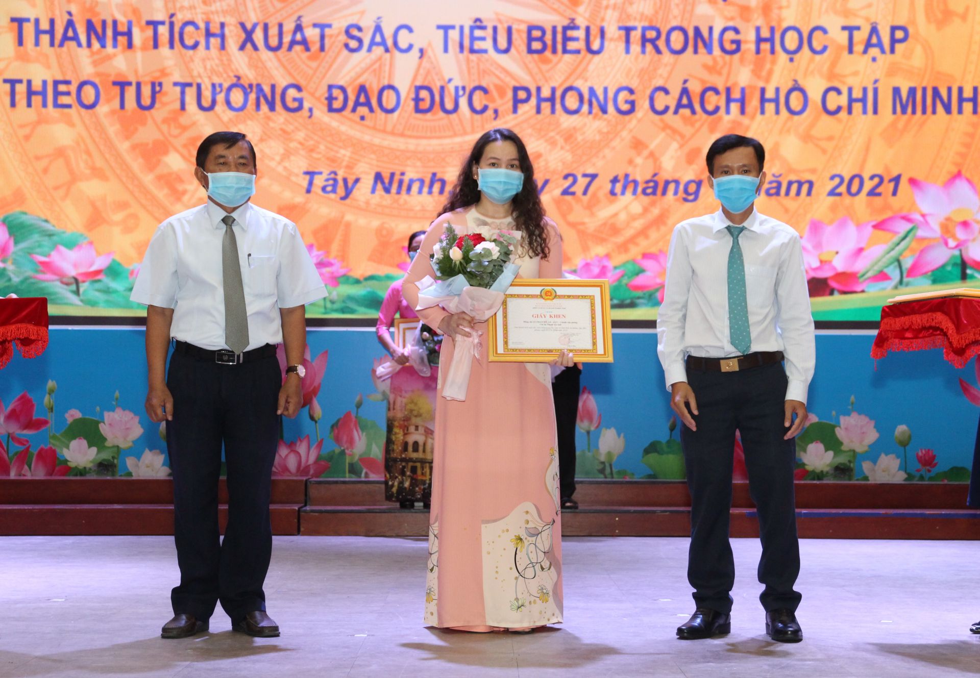 Đảng ủy khối cơ quan và doanh nghiệp tỉnh khen thưởng các cá nhân có thành tích xuất sắc, tiêu biểu trong học tập và làm theo tư tưởng, đạo đức, phong cách Hồ Chí Minh giai đoạn 2016-2020.