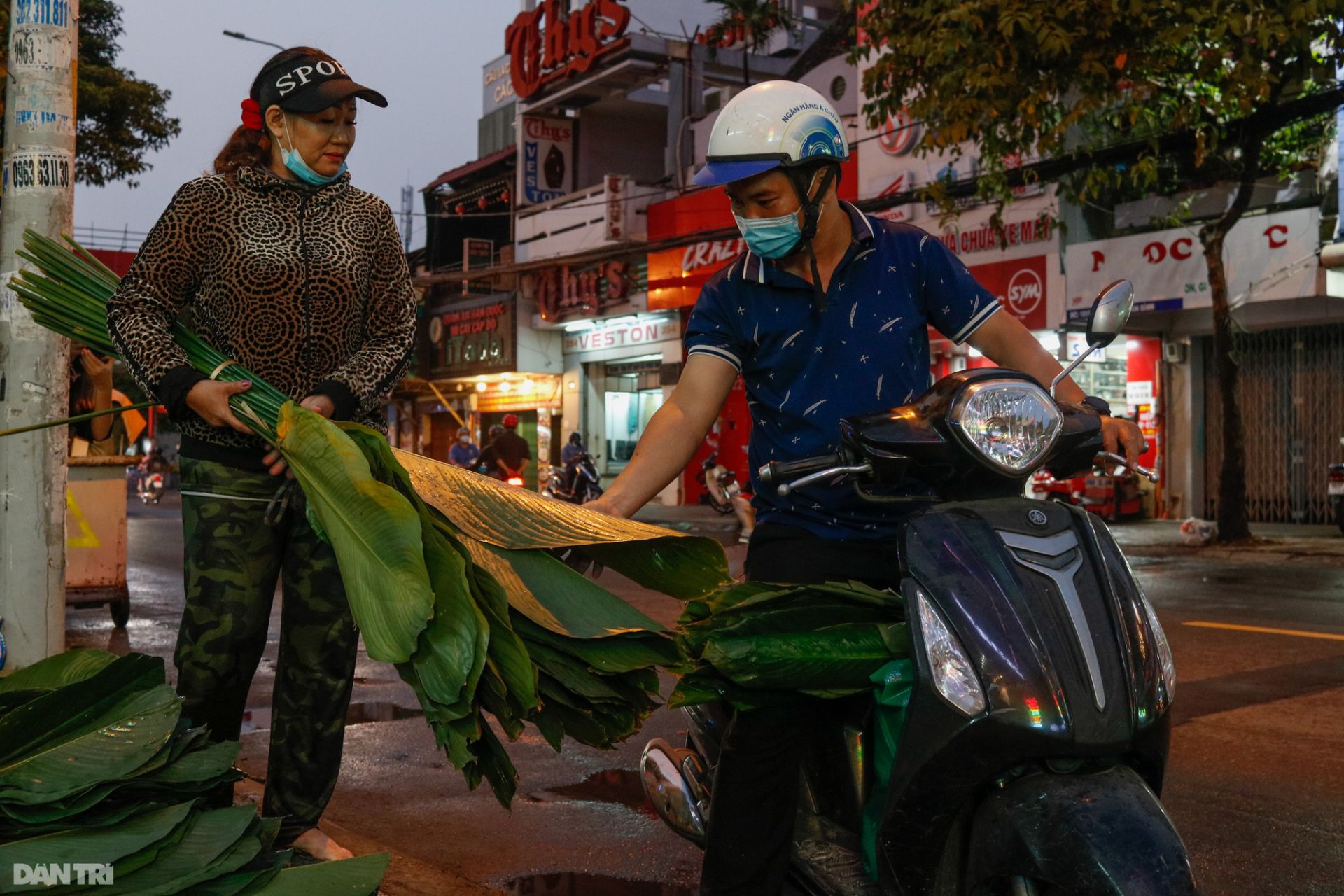 Chợ lá dong lâu đời nhất Sài Gòn tấp nập ngày giáp Tết - Ảnh 5.