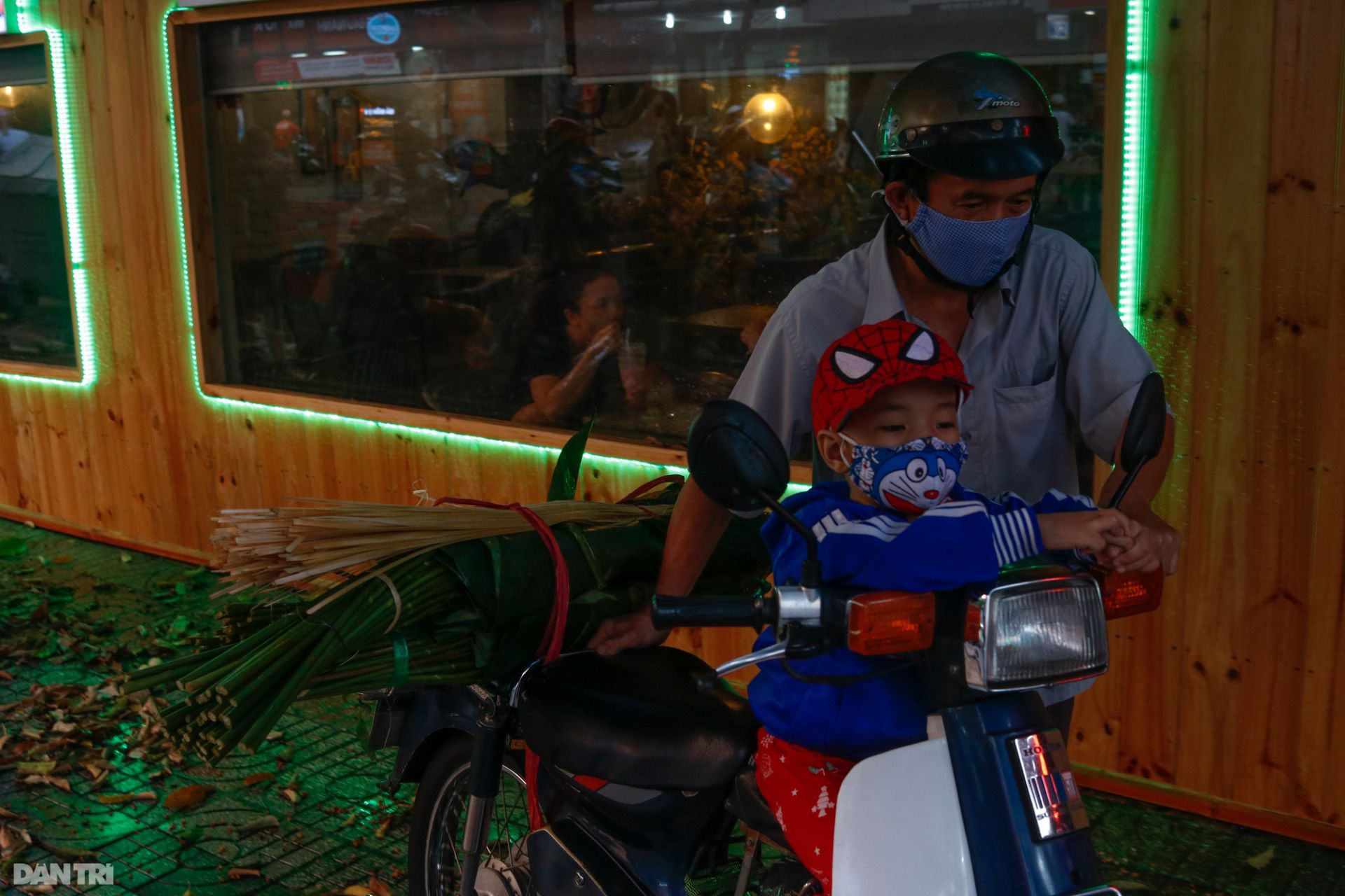 Chợ lá dong lâu đời nhất Sài Gòn tấp nập ngày giáp Tết - Ảnh 6.