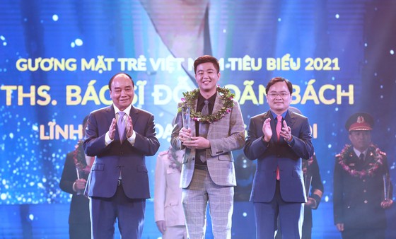 Chủ tịch nước Nguyễn Xuân Phúc trao giải thưởng cho BS Đỗ Doãn Bách.
