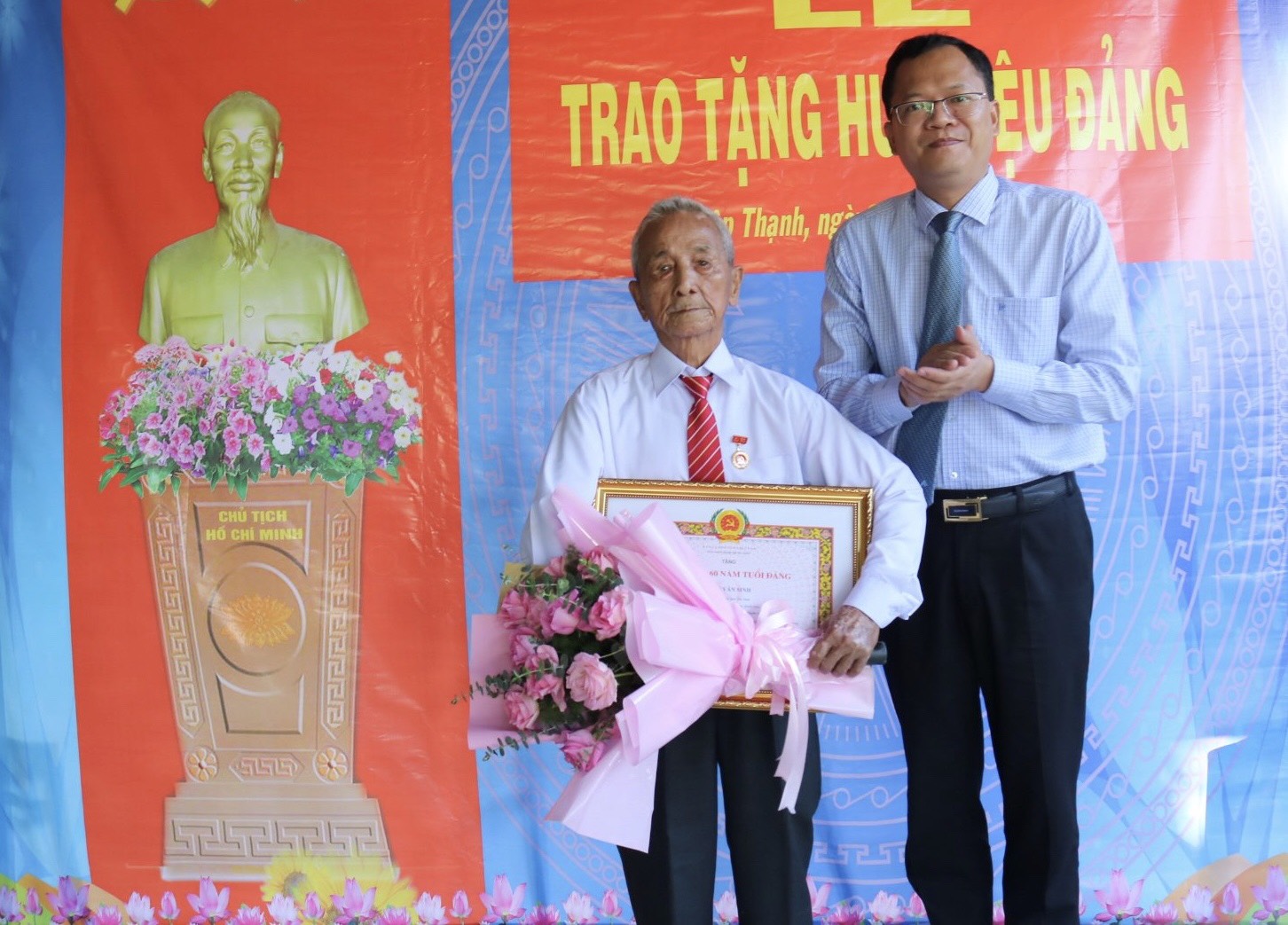 Bí thư Huyện ủy Gò Dầu: Trao Huy hiệu 60 tuổi Đảng cho đảng viên tại xã Hiệp Thạnh